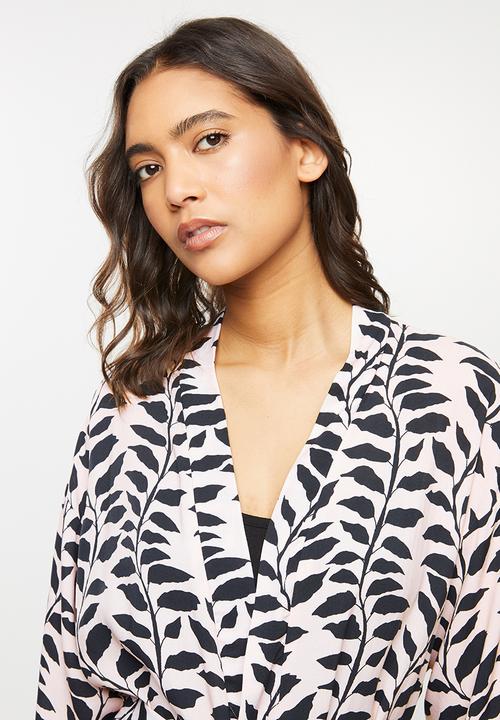 Superbalist - Short black leaf print robe - black & neutral