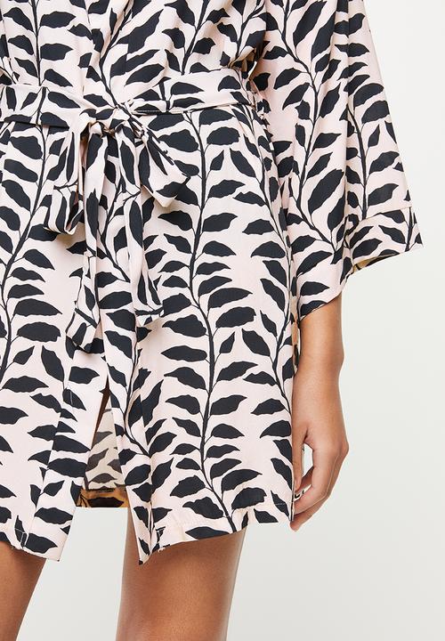 Superbalist - Short black leaf print robe - black & neutral