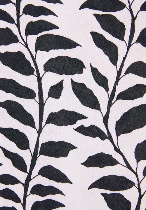 Superbalist - Short black leaf print robe - black & neutral