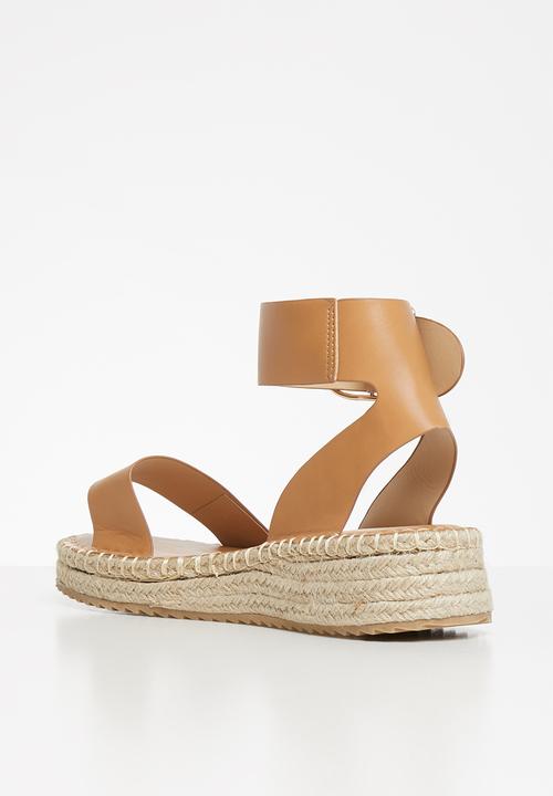 Plum - Chic sandal - tan