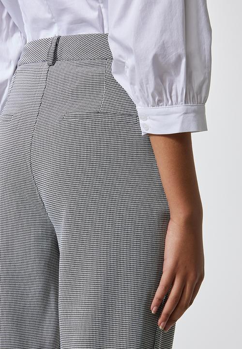 Superbalist - Tapered trouser with pleat detail - black & white