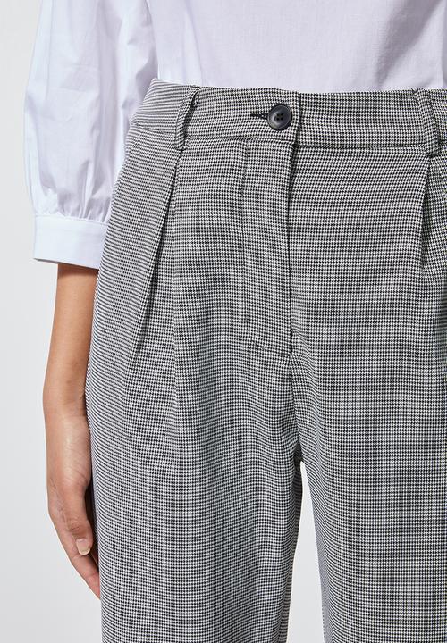 Superbalist - Tapered trouser with pleat detail - black & white
