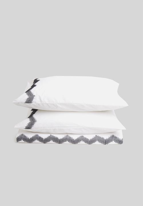 Sixth Floor - Zane embroidered cotton duvet set - white & black