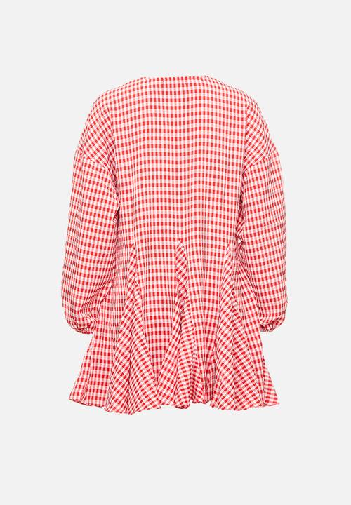 Glamorous - Petite gingham swing dress with front tie - pink & red