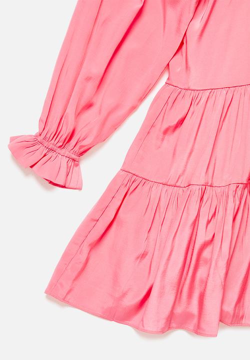 Glamorous - Petite drop waist tiered v neck dress - bright pink