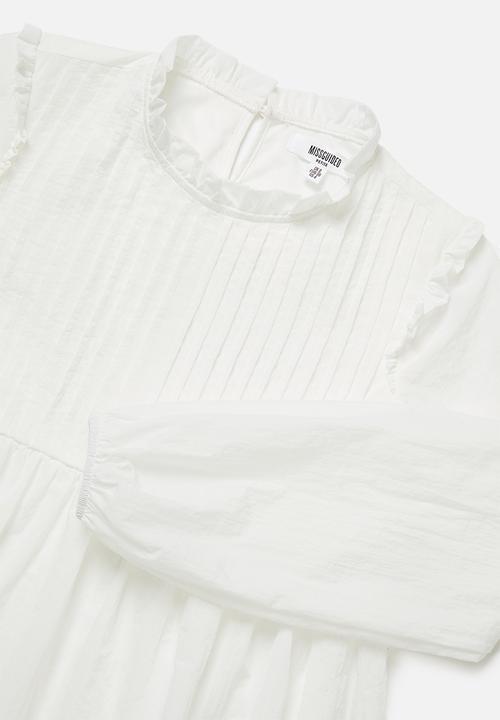 Missguided - Petite long sleeve smock dress - white
