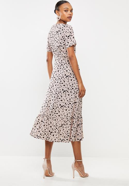 Missguided - Tiered hem midi dress short sleeve dalmatian - neutral & black