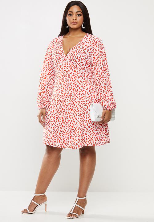 Glamorous - Plus red leopard volume sleeve mini wrap dress - red & white
