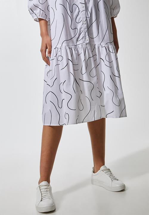Superbalist - Cotton button thru dress with tier white scribble print - white 