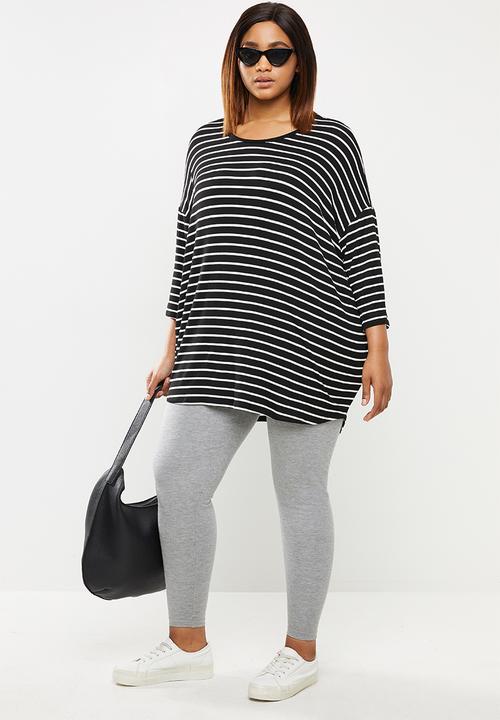 edit Plus - 3/4 Sleeve curved hem tee - black & white