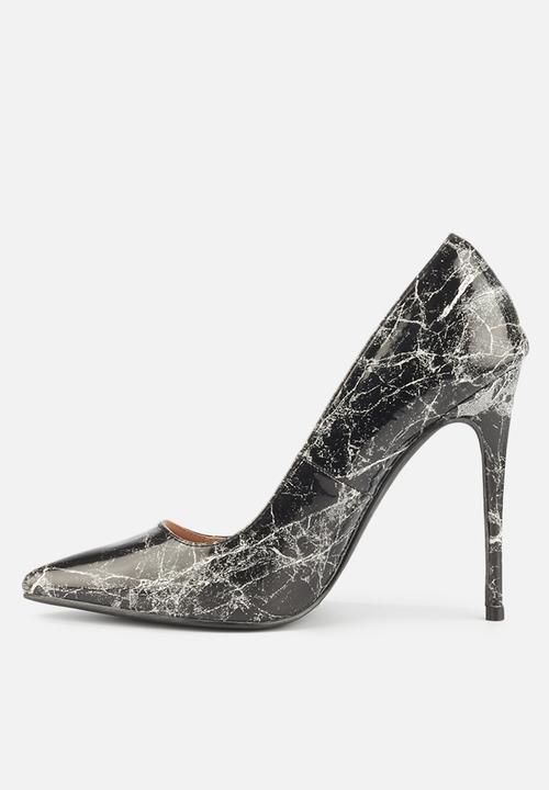 Miss Black - Granite court - black & white 