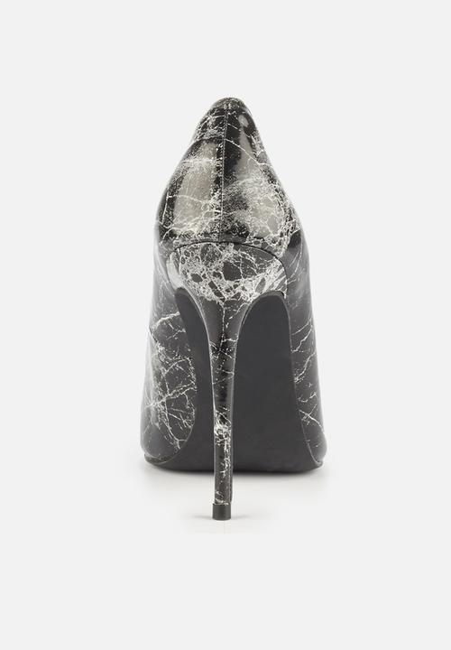 Miss Black - Granite court - black & white 
