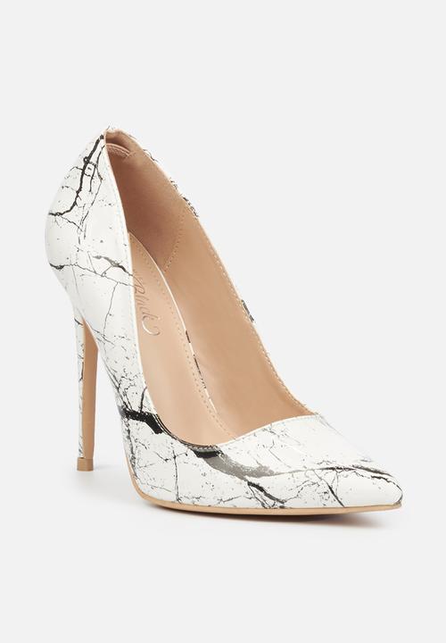 Miss Black - Granite court - white & white