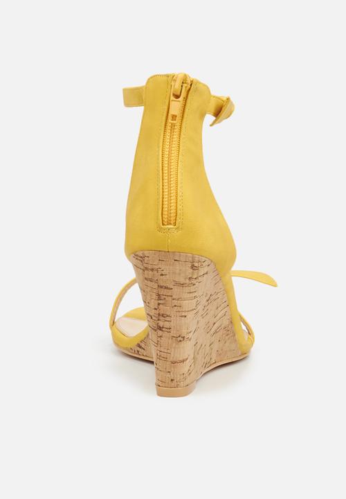 Miss Black - Cosma wedge - yellow
