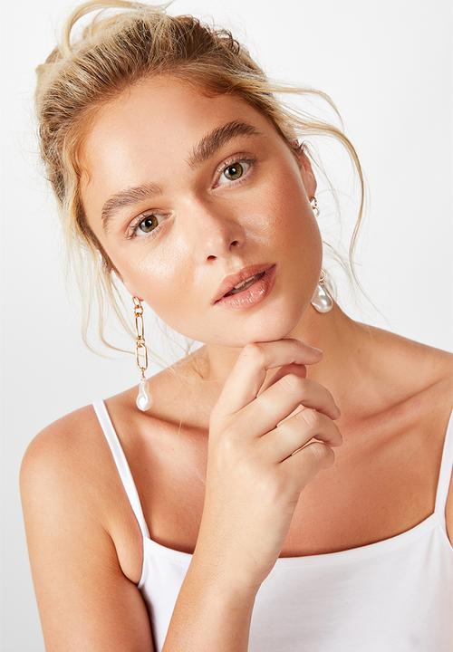Rubi - Pearl and chain treasures earrings - gold