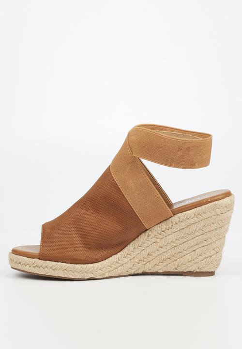 Butterfly Feet - Drayco wedge - tan