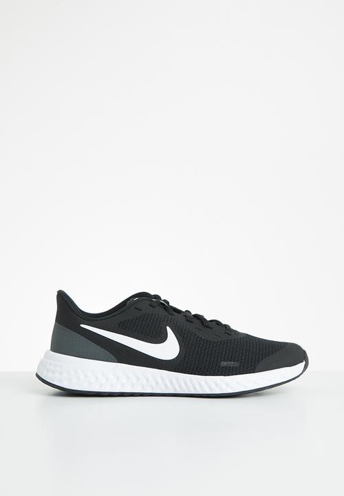 black nike shoes with white sole