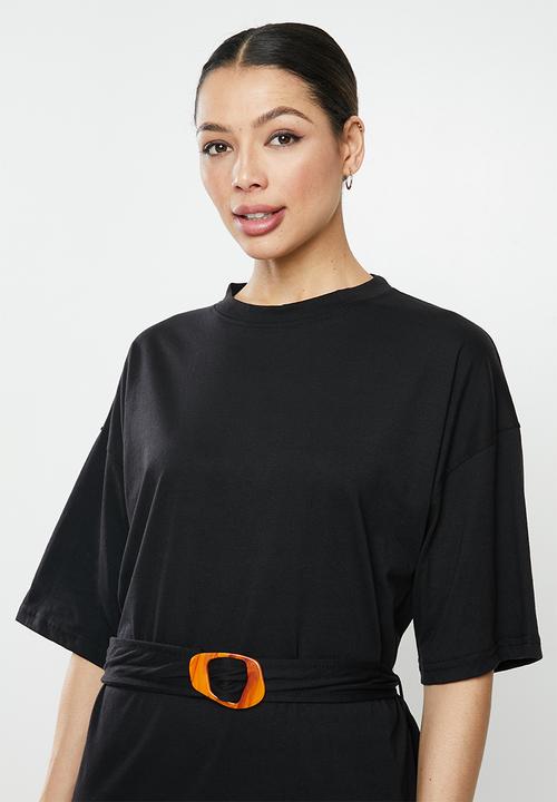 Missguided - Oversized T-shirt dress short sleeve tortoise belt - black