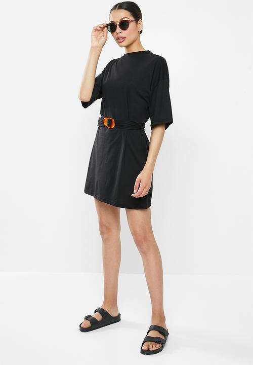 Missguided - Oversized T-shirt dress short sleeve tortoise belt - black