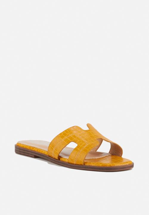Miss Black - Discopia slide - yellow