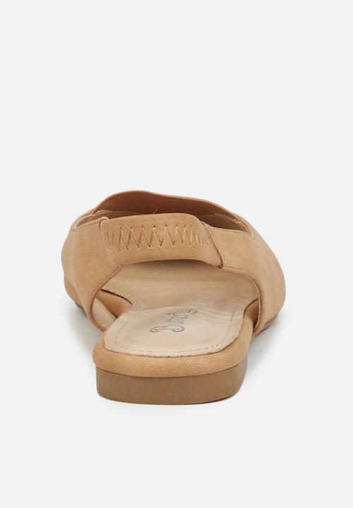 Butterfly Feet - Charntel pump - camel