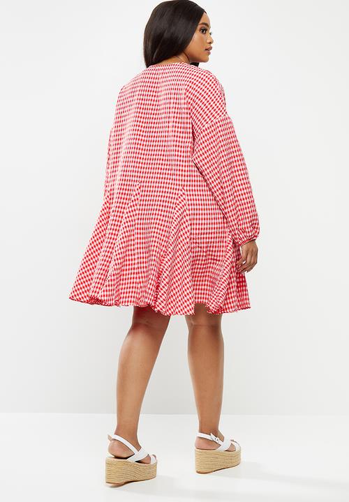 Glamorous - Plus size gingham swing dress with front tie - pink & red