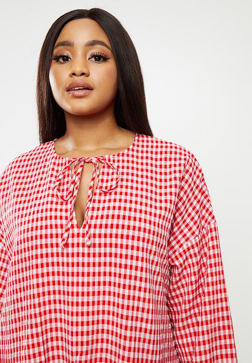 Glamorous - Plus size gingham swing dress with front tie - pink & red
