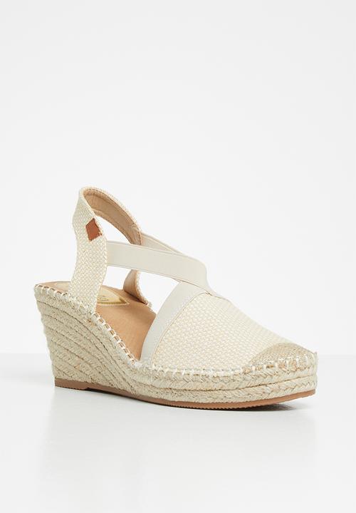 Butterfly Feet - Moranite wedge - beige