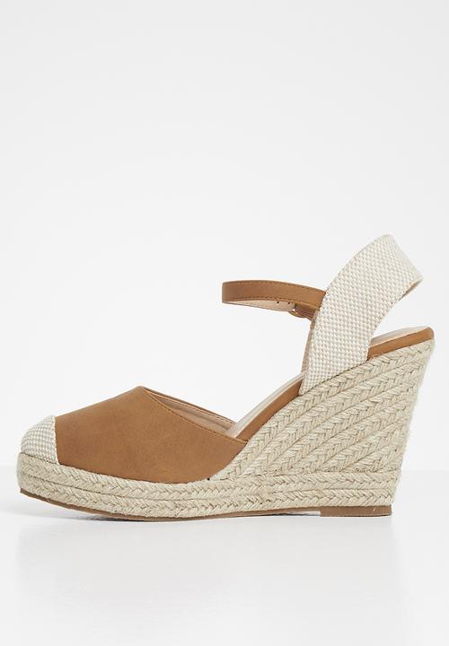 Miss Black - Hooked wedge - tan