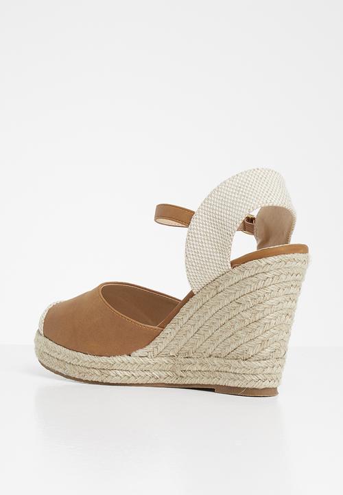 Miss Black - Hooked wedge - tan