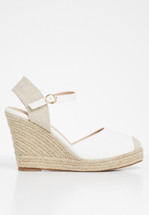 Miss Black - Hooked wedge - white