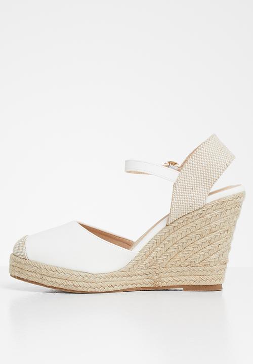 Miss Black - Hooked wedge - white