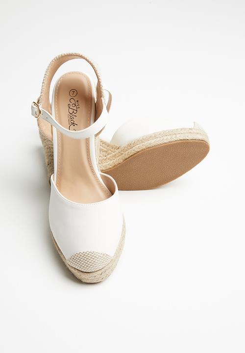 Miss Black - Hooked wedge - white