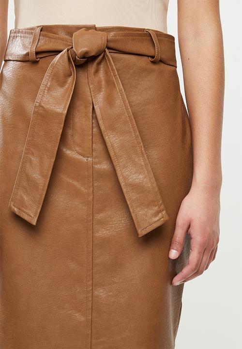 Glamorous - Petite Pu midi skirt with tie waist - brown