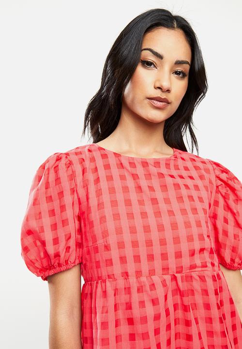 Glamorous - Petite Puff sleeve tiered mini dress - red