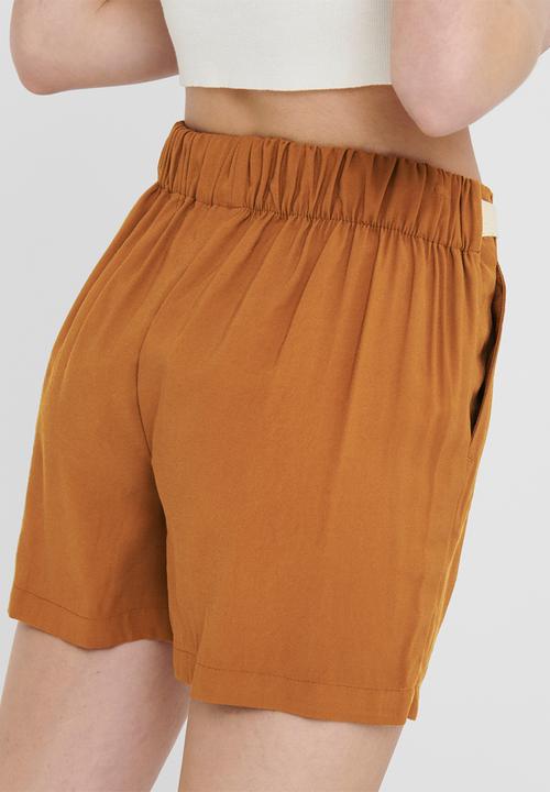 Jacqueline de Yong - Tomika belt shorts - brown