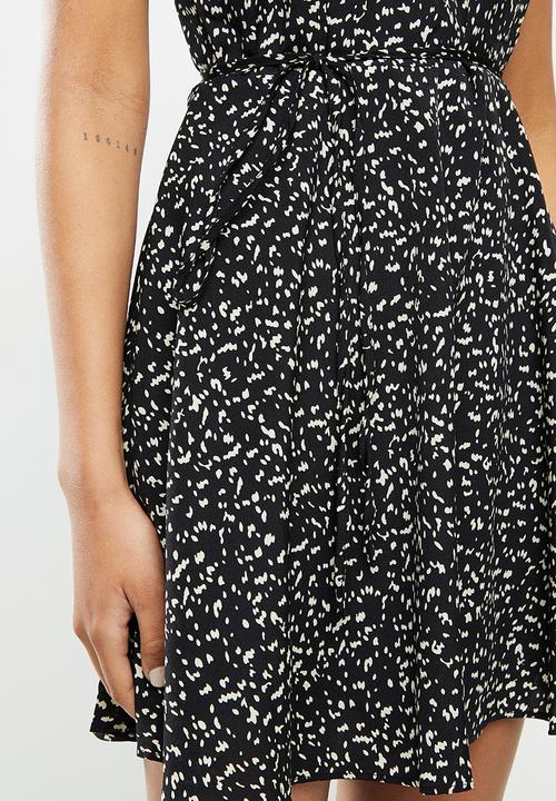 Glamorous - Short sleeved tea dress with waist belt - black