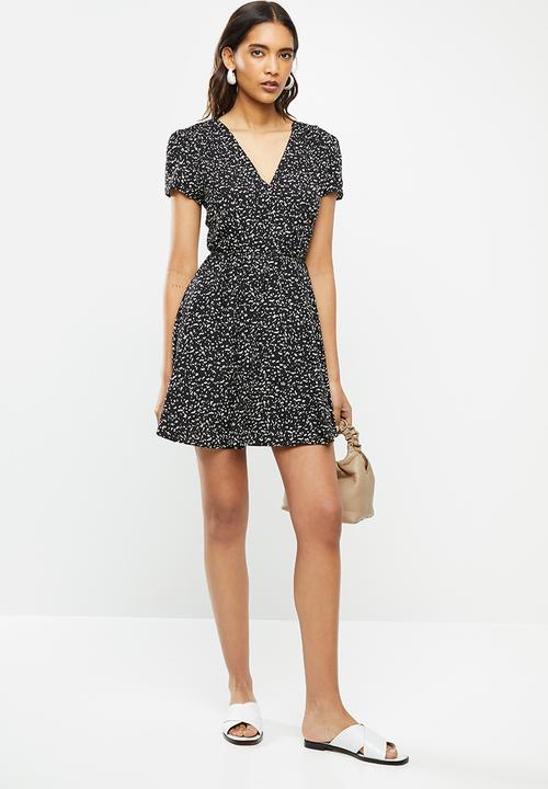 Glamorous - Short sleeved tea dress with waist belt - black