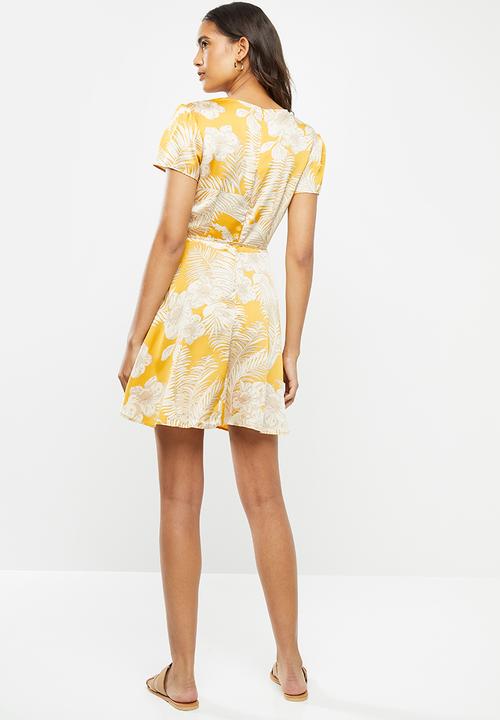 Glamorous - Short sleeved tea dress with waist belt - ochre