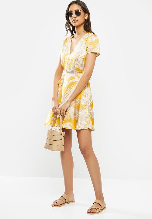 Glamorous - Short sleeved tea dress with waist belt - ochre
