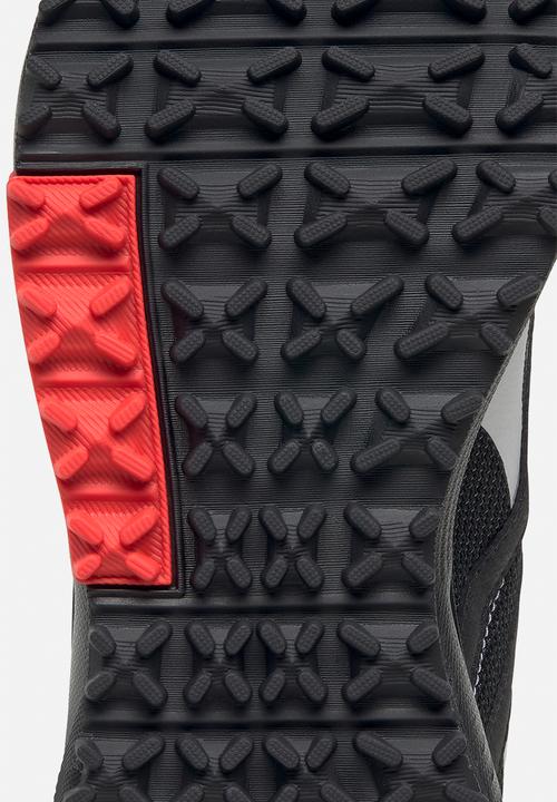 Reebok - Lavante terrain - black/white/instinct red