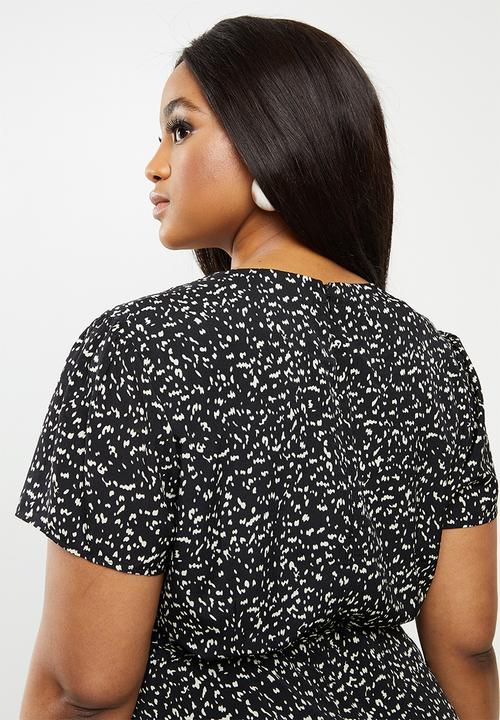 Glamorous - Plus short sleeved tea dress with waist belt - black