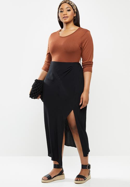 Glamorous - Plus high waisted midi skirt with split - black