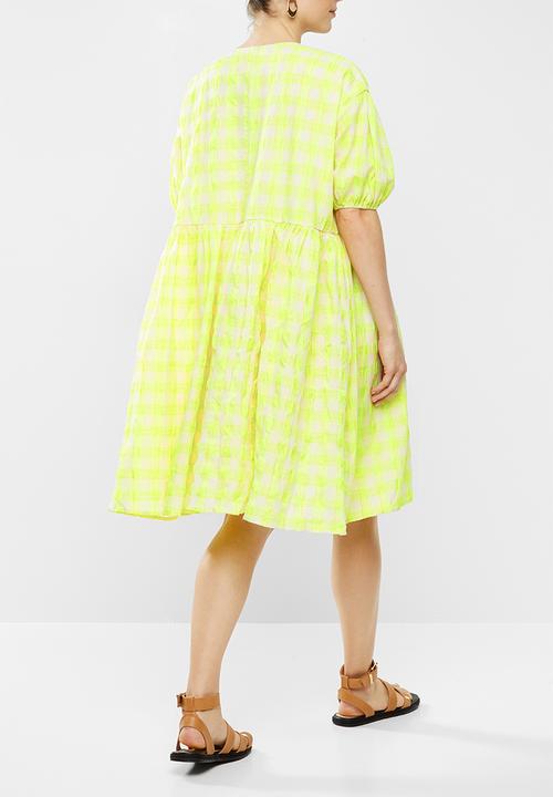 Glamorous - Maternity Check oversized swing dress with puff sleeve - neon yellow