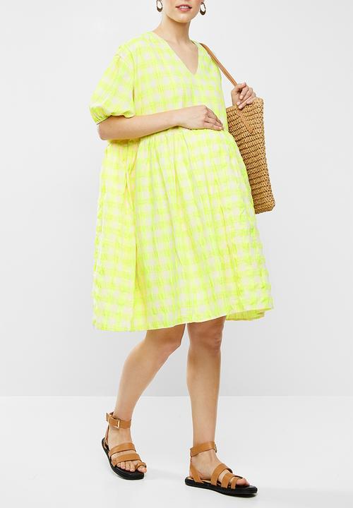 Glamorous - Maternity Check oversized swing dress with puff sleeve - neon yellow