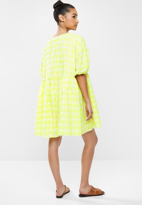 Glamorous - Petite check swing dress with puff sleeve - neon yellow