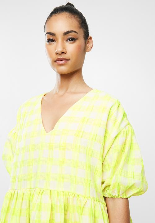 Glamorous - Petite check swing dress with puff sleeve - neon yellow