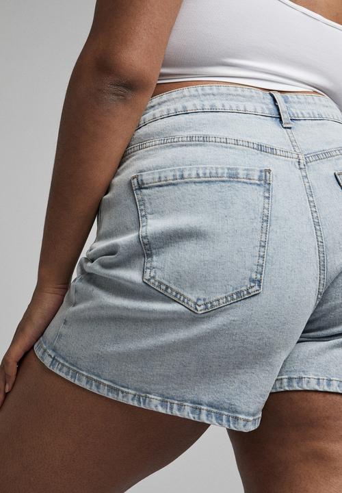 Cotton On - Curve mom high waist denim short - Apollo blue