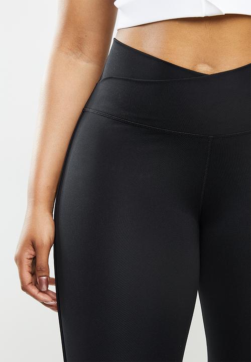 Nike - Yoga core cln cutout 7/8 tight - black