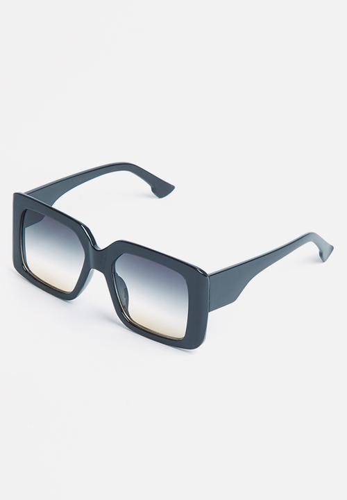 Superbalist - Halsey square sunglasses - black